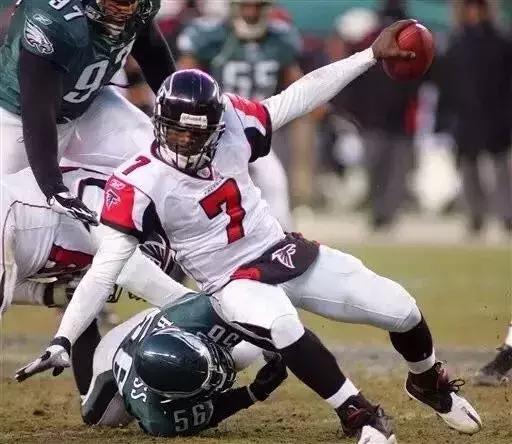 橄榄球鞋和休闲鞋哪个好,橄榄球球鞋和足球球鞋区别