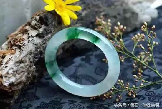 翡翠洗澡可以戴吗,翡翠怕水吗可以戴着洗澡吗