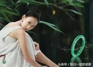 翡翠洗澡可以戴吗,翡翠怕水吗可以戴着洗澡吗