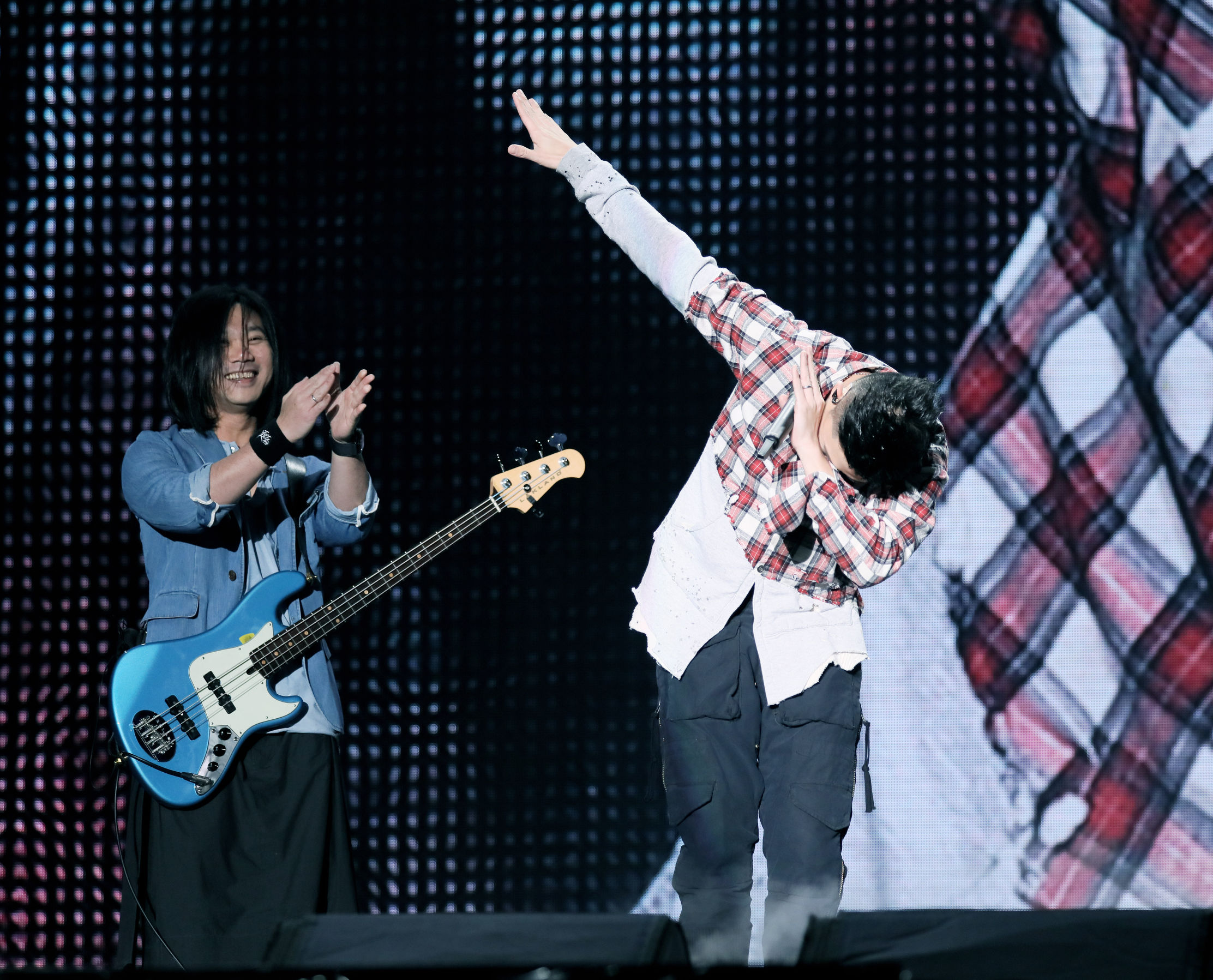 摇滚不懈！*月天五**上海一连嗨唱5天召集15万人“加班”不停歇