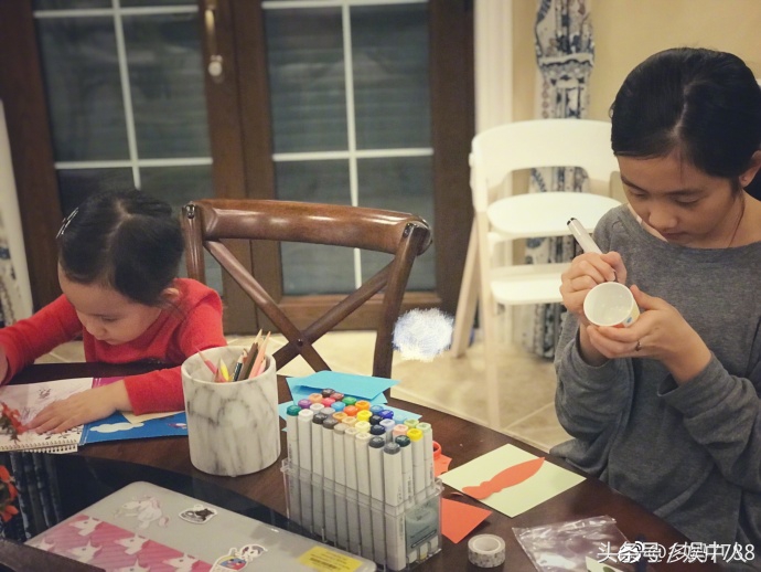 黄磊46生日两个女儿精心准备礼物，网友：妹妹的涂画也太不走心了