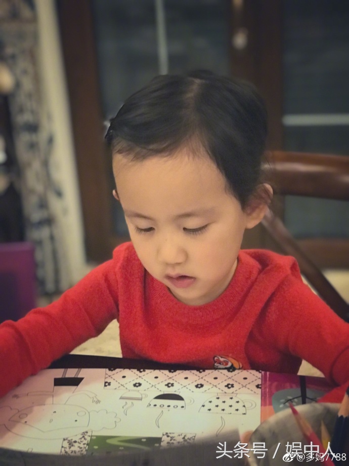 黄磊46生日两个女儿精心准备礼物，网友：妹妹的涂画也太不走心了