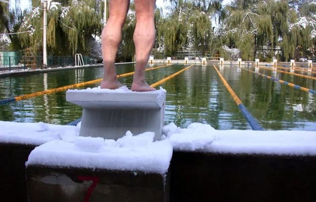 在寒冷的冬天有哪些取暖的方法,在寒冷的冬季运动应注意什么