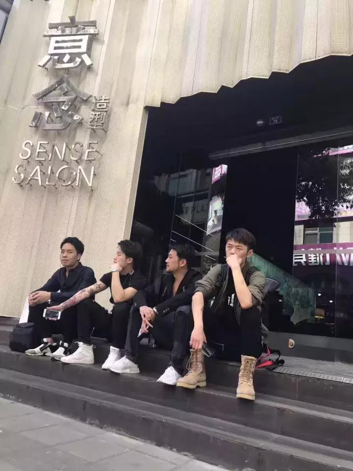 这个借李宇春、张靓颖出名的成都发型师说:美发不是暴利行业