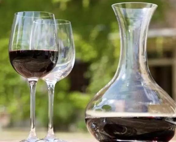 贵的葡萄酒一般是干红还是甜红,葡萄酒杯为什么不一样