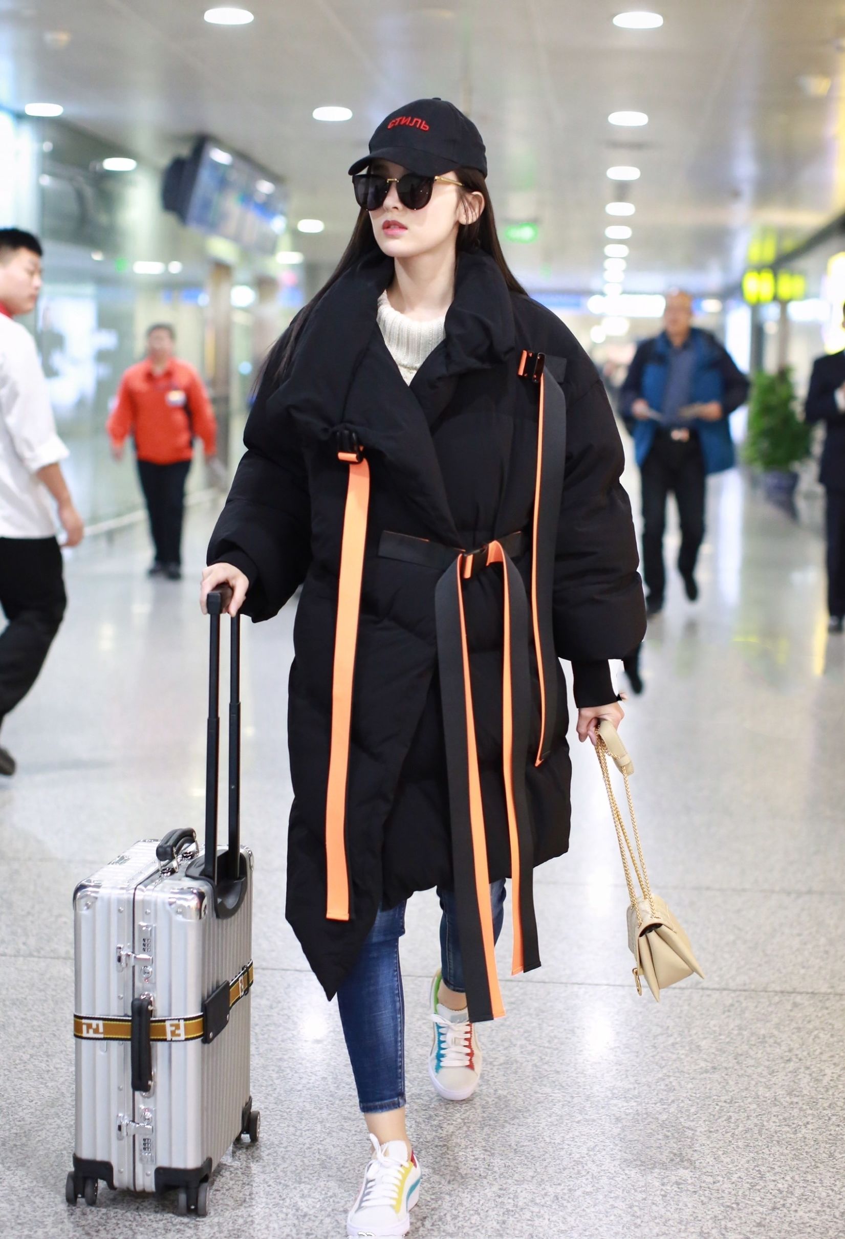 明星穿的羽绒服2万多,明星同款羽绒服杨紫