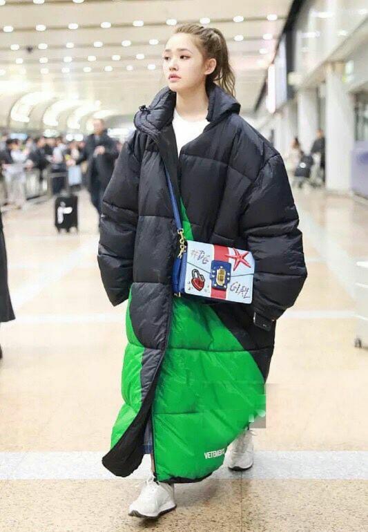 明星穿的羽绒服2万多,明星同款羽绒服杨紫