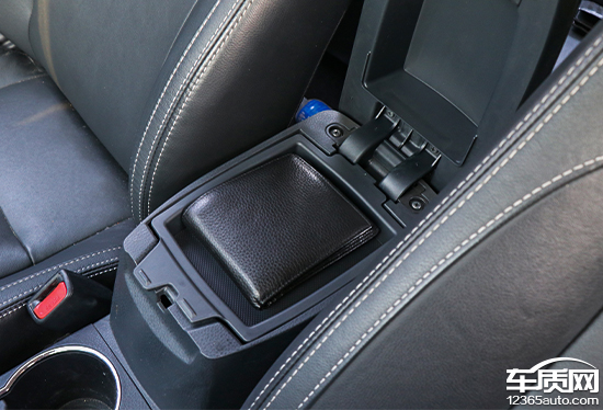 卡罗拉双擎天青石2019款试驾,家用车之最佳选择卡罗拉双擎