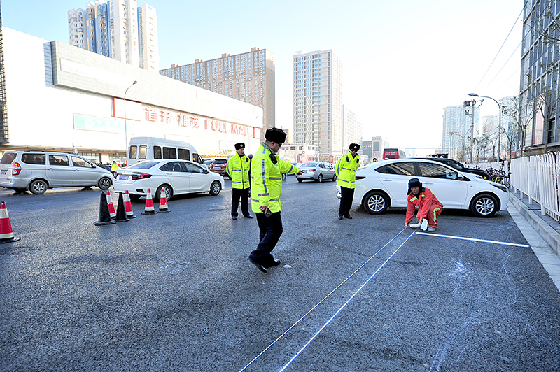 交通违停秩序整治,严阵以待联合行动治理交通违停