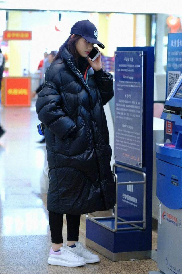 林允个性拼接穿搭 (林允穿香奈儿羽绒服亮相)