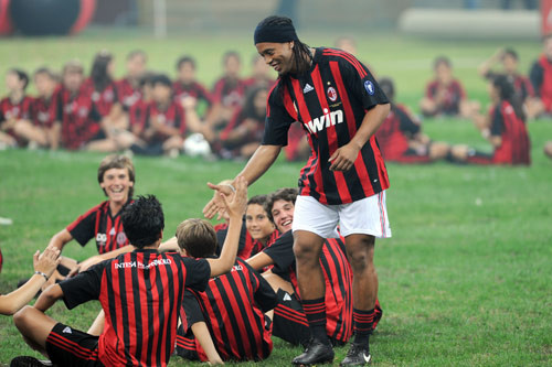 如今的小罗复出在哪里踢球,小罗宣布退役