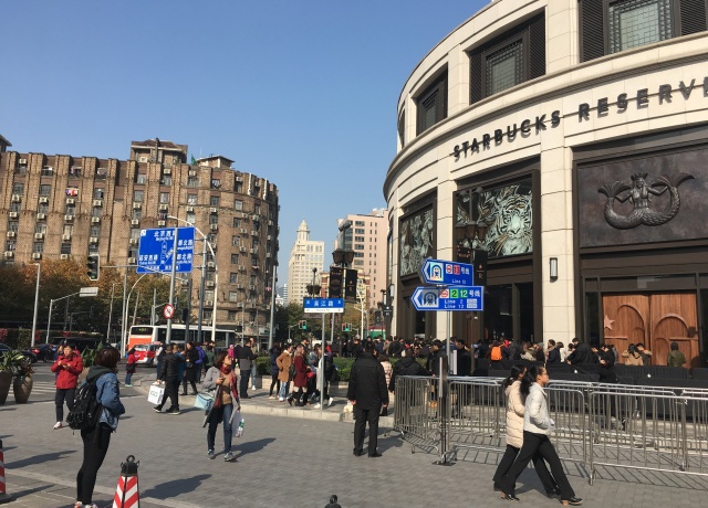 上海新网红！星爸爸全球最大烘焙工坊开业第一天，队伍长到害怕