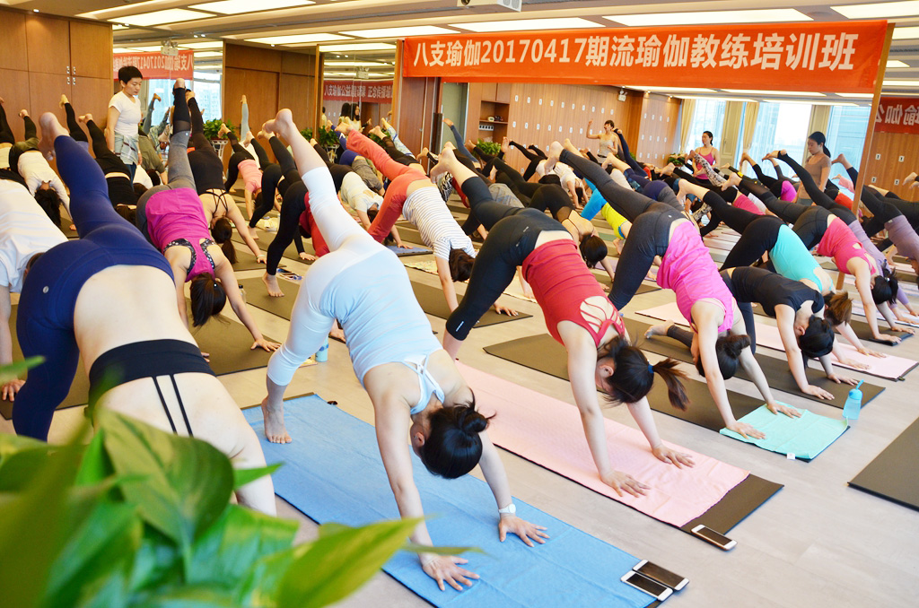 学瑜伽多少钱，瑜伽教练培训班费用标准