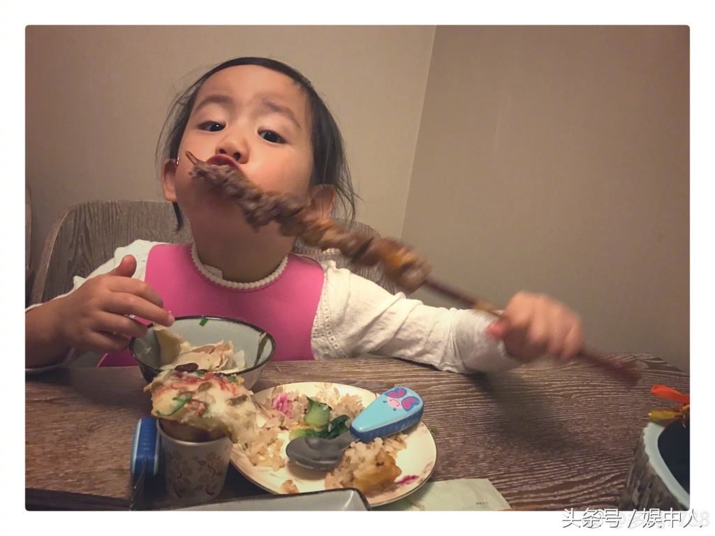 黄磊46生日两个女儿精心准备礼物，网友：妹妹的涂画也太不走心了