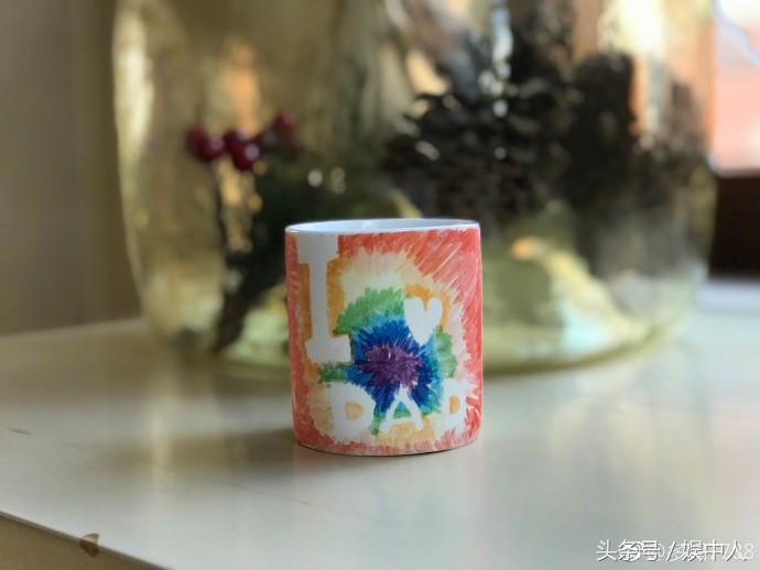 黄磊46生日两个女儿精心准备礼物，网友：妹妹的涂画也太不走心了