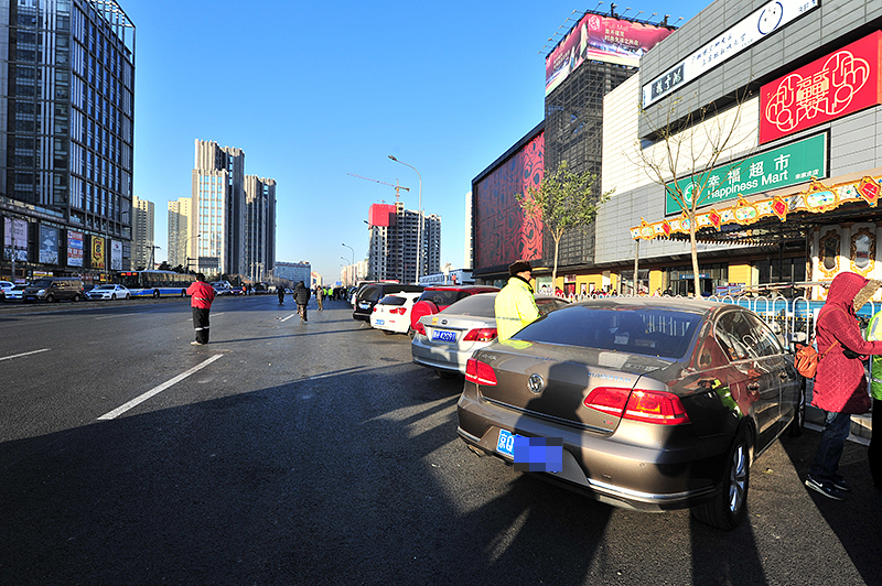 交通违停秩序整治,严阵以待联合行动治理交通违停