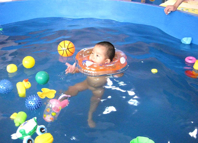 需要带宝宝去游泳吗,游泳馆给宝宝洗澡的正确方法