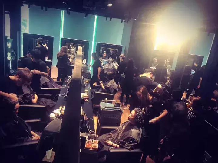 这个借李宇春、张靓颖出名的成都发型师说:美发不是暴利行业