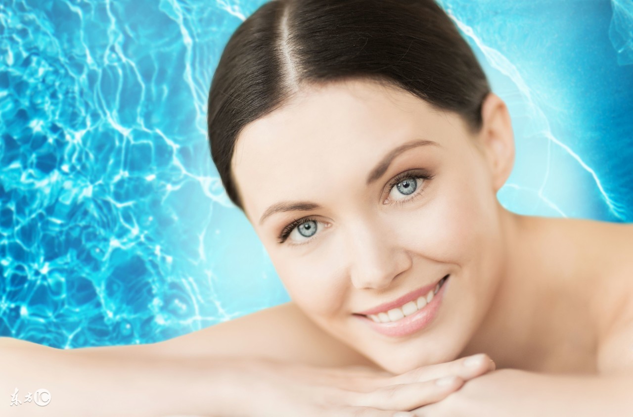 矿泉水敷脸的正确做法,依云矿泉水敷脸的功效