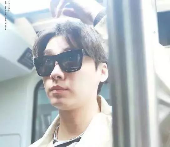 今天,我在挤爆了的郑州地铁1号线上,织了一件毛衣……