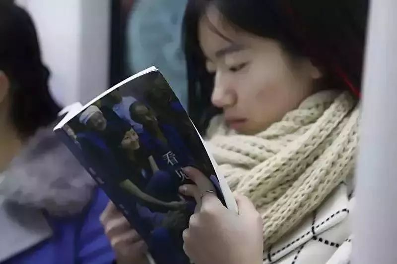 今天,我在挤爆了的郑州地铁1号线上,织了一件毛衣……