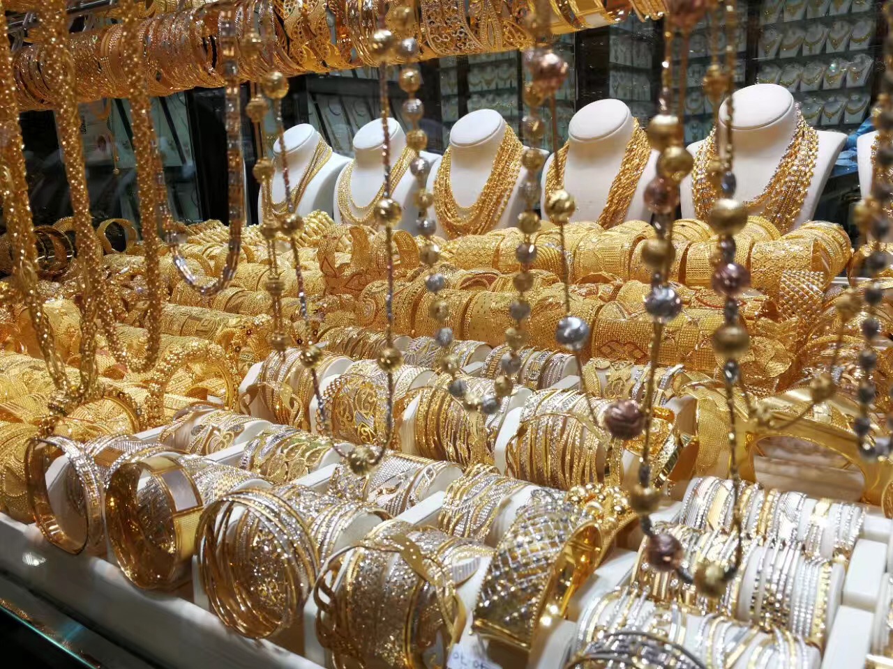 迪拜土豪有多奢侈,迪拜金子最多的土豪