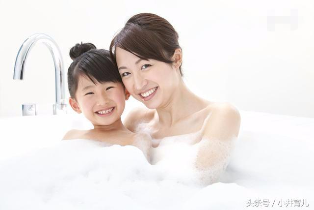 洗澡时女儿问:“你的身体怎么跟我的不一样”,宝妈怎么答