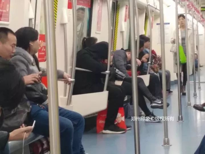 今天,我在挤爆了的郑州地铁1号线上,织了一件毛衣……