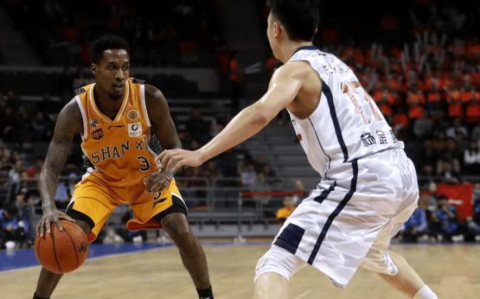 NBA旧将斯科拉詹宁斯合体又怎样?易建联高效31分14板CBA第一人