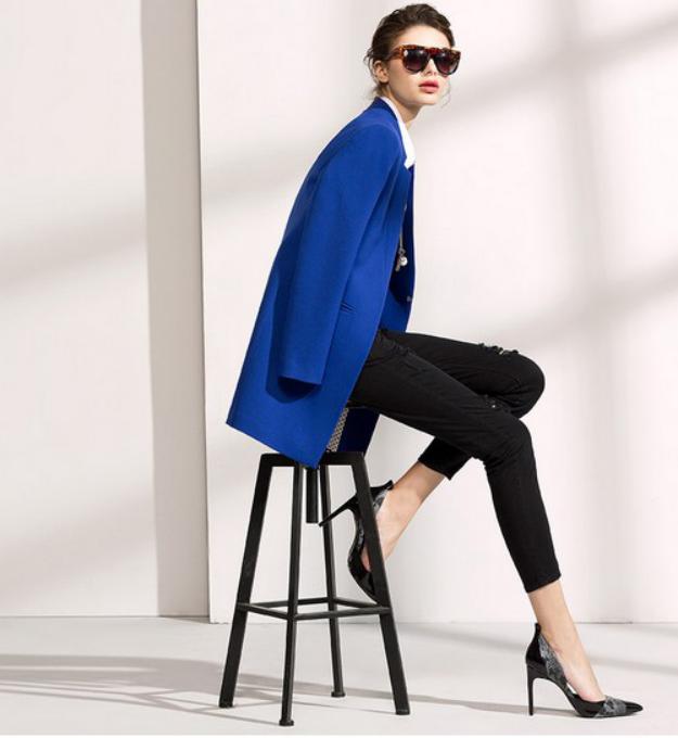 飘逸之美演绎得淋漓尽致,勾勒迷人轻奢风衣