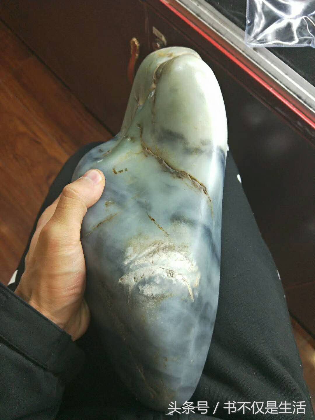 与您分享纯天然玉石原石的魅力,分享精品和田玉青花籽料把玩件