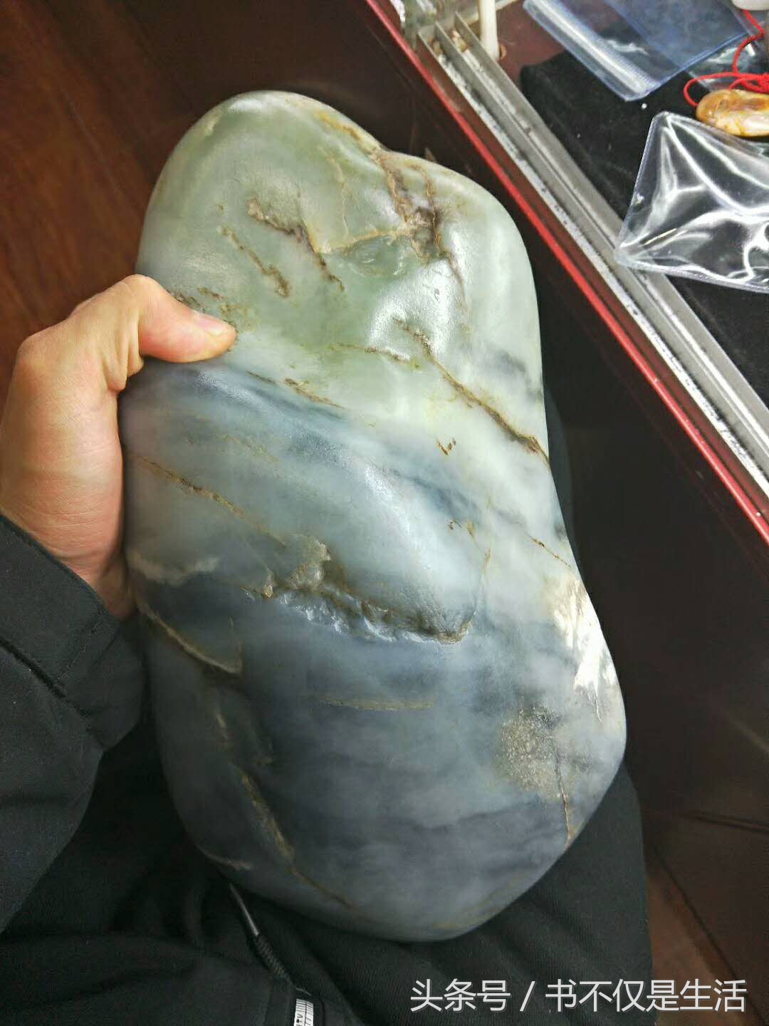 与您分享纯天然玉石原石的魅力,分享精品和田玉青花籽料把玩件