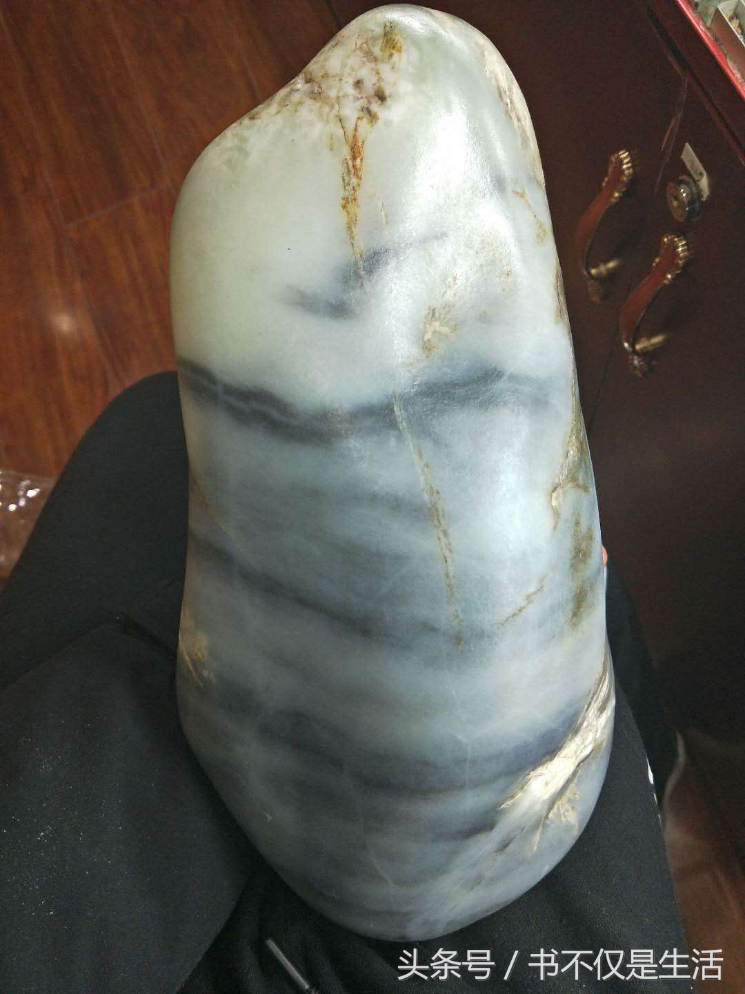 与您分享纯天然玉石原石的魅力,分享精品和田玉青花籽料把玩件