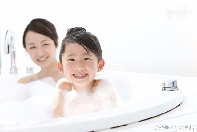 洗澡时女儿问:“你的身体怎么跟我的不一样”,宝妈怎么答