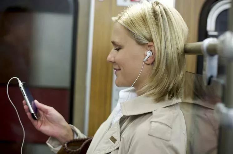 今天,我在挤爆了的郑州地铁1号线上,织了一件毛衣……