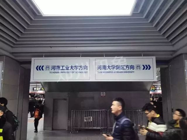 今天,我在挤爆了的郑州地铁1号线上,织了一件毛衣……