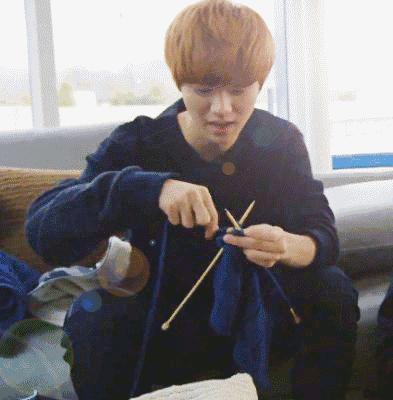 今天,我在挤爆了的郑州地铁1号线上,织了一件毛衣……