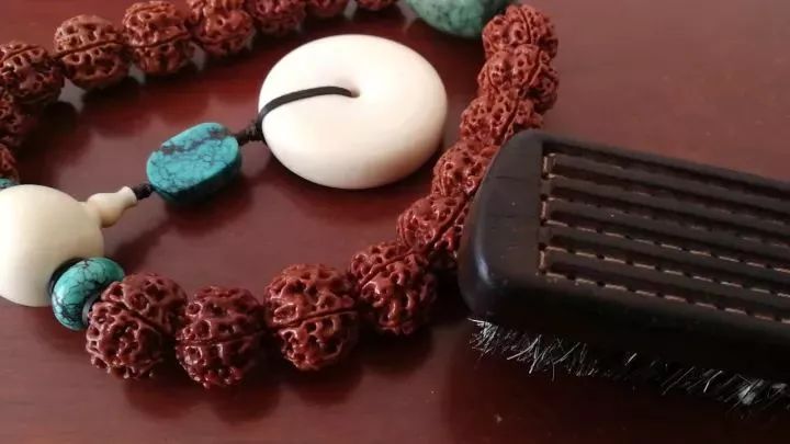 金刚菩提用刷子刷什么意思,拿刷子刷金刚菩提刷子会变色吗