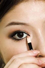 眼睛特别小怎样让眼睛变大,眼睛小的人怎么把眼睛变大