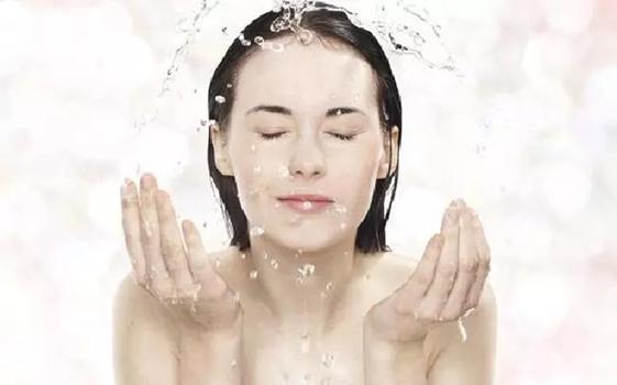 矿泉水加白醋洗脸的功效,矿泉水洗脸真的有用吗