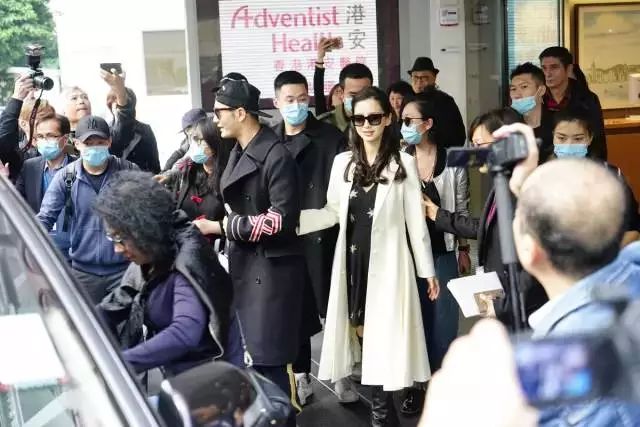 温碧霞同学照片,温碧霞和同学的差距