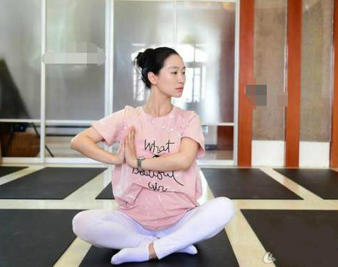 温碧霞同学照片,温碧霞和同学的差距