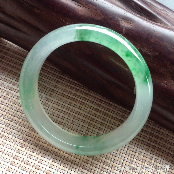 翡翠飘花手镯有几种,翡翠飘花手镯的最高境界