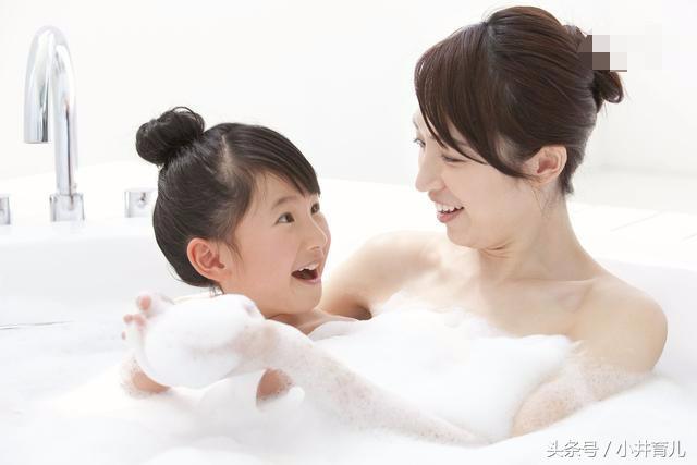 洗澡时女儿问:“你的身体怎么跟我的不一样”,宝妈怎么答