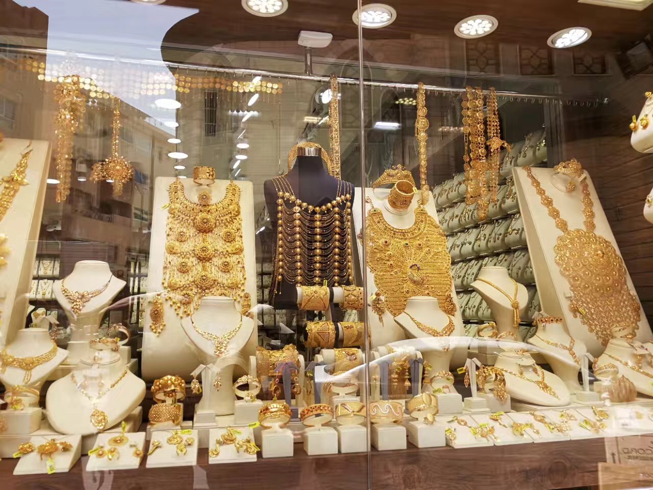 迪拜土豪有多奢侈,迪拜金子最多的土豪