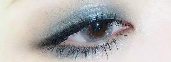 烟熏妆应该怎么化妆才好看,化妆教程烟熏妆蓝色黑色白色