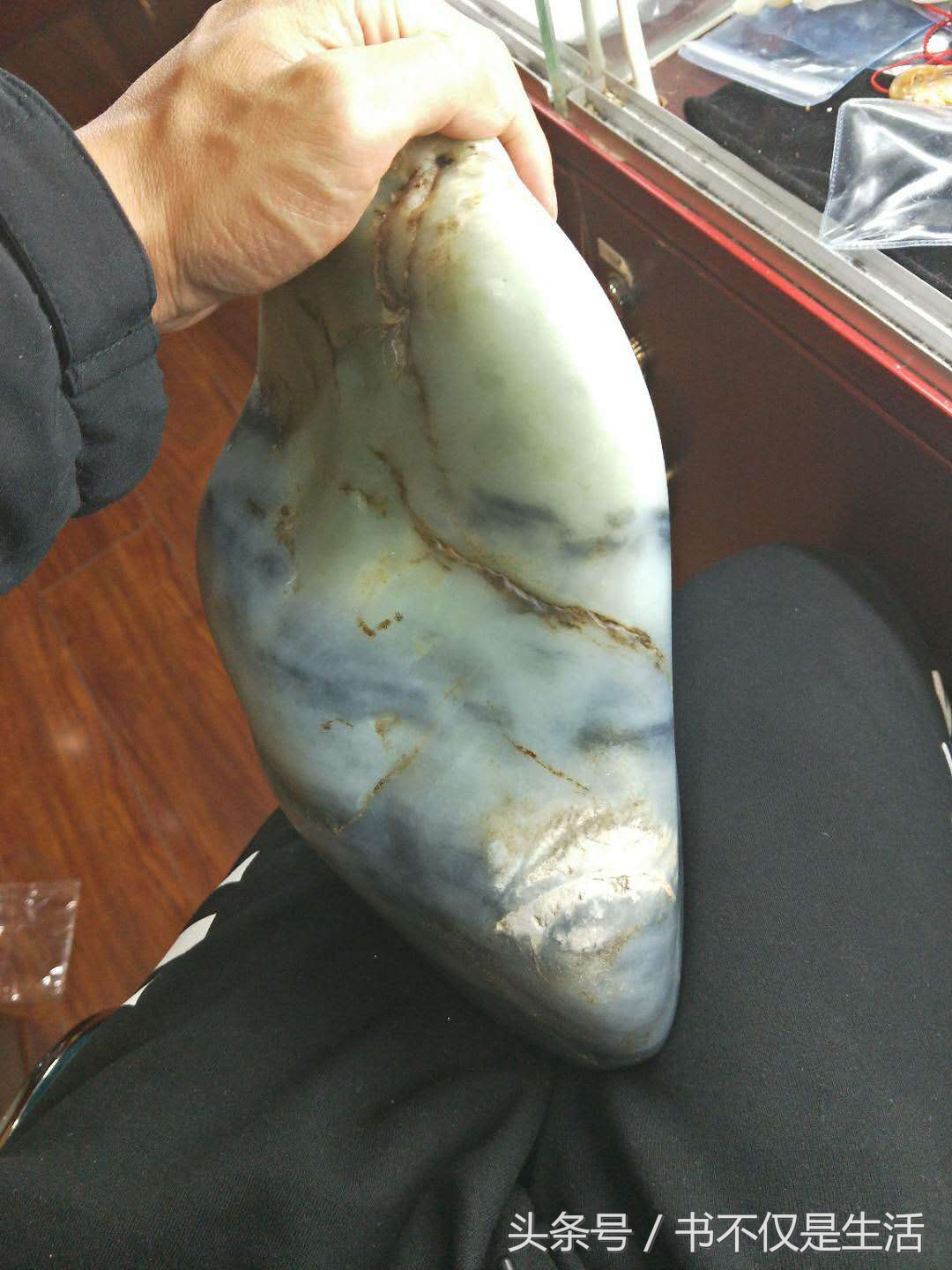 与您分享纯天然玉石原石的魅力,分享精品和田玉青花籽料把玩件