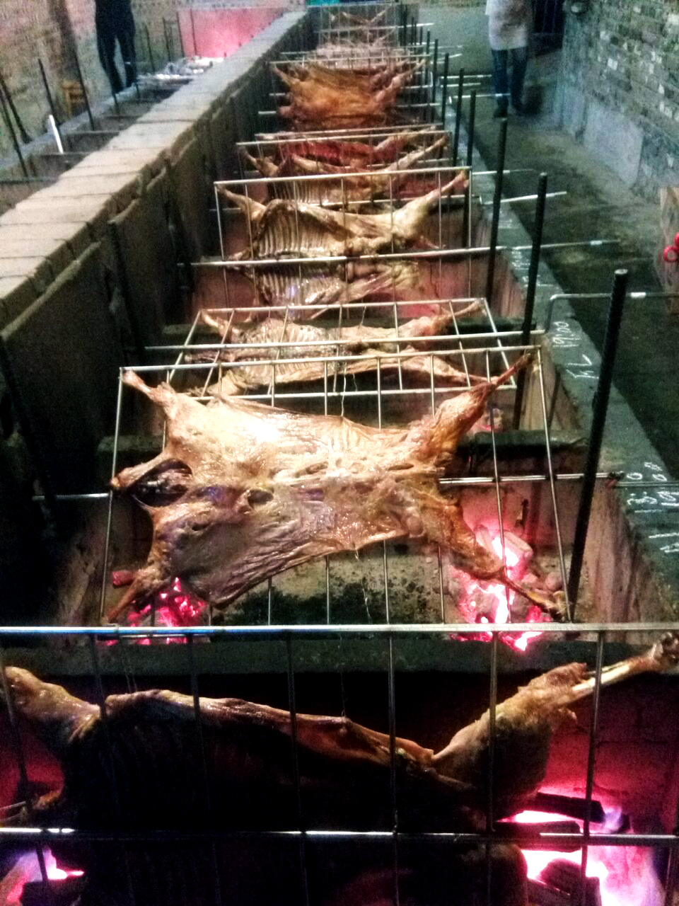 晚上吃烤全羊真实视频,这才是烤全羊的正确打开方式