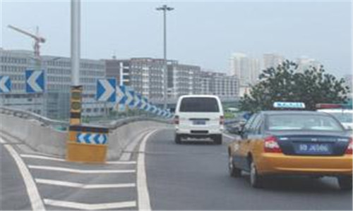 把车牌上面的小圆点扣掉，电子眼就没法拍你了，是真的吗？