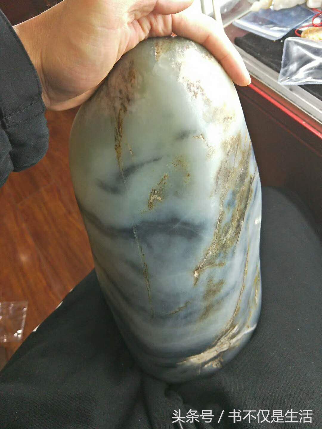 与您分享纯天然玉石原石的魅力,分享精品和田玉青花籽料把玩件